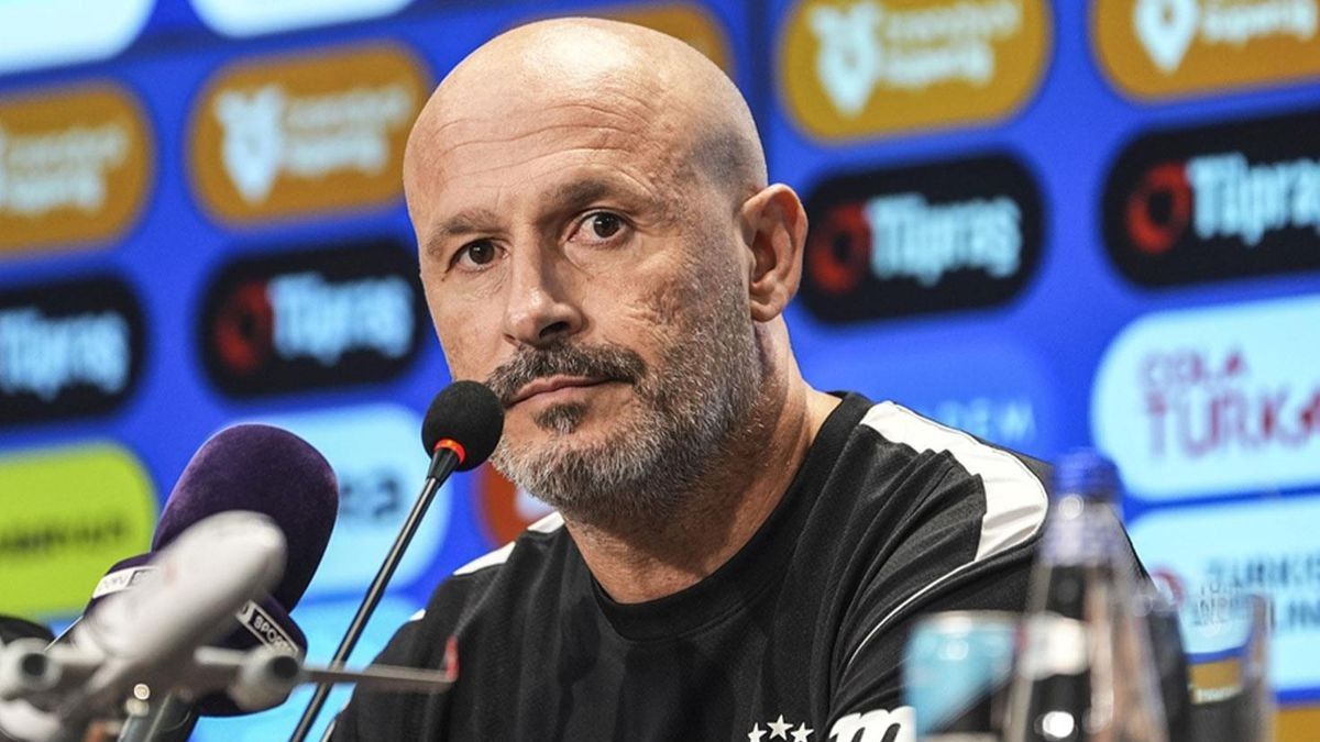 Beşiktaş Teknik Direktörü Vincenzo Italiano basın toplantısında mikrofonların önünde görülüyor.