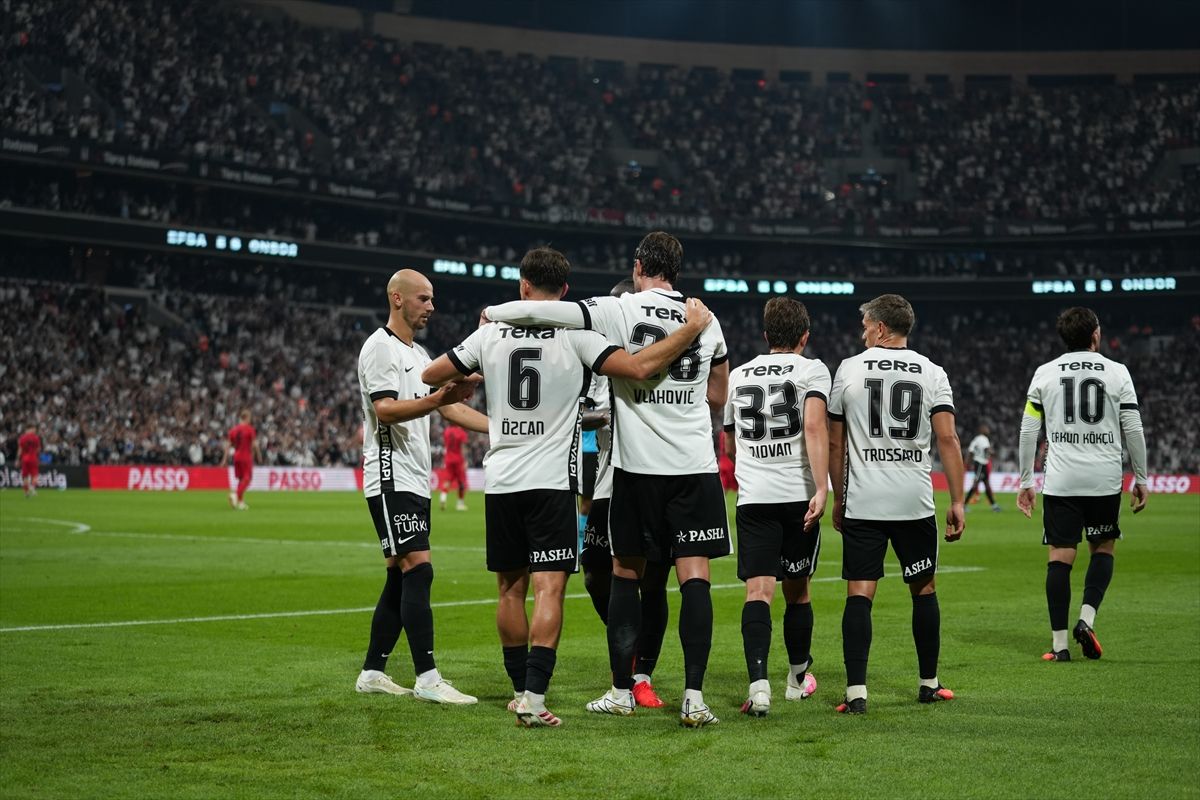 Beşiktaşlı futbolcular maç sırasında sahada bir arada görülüyor.