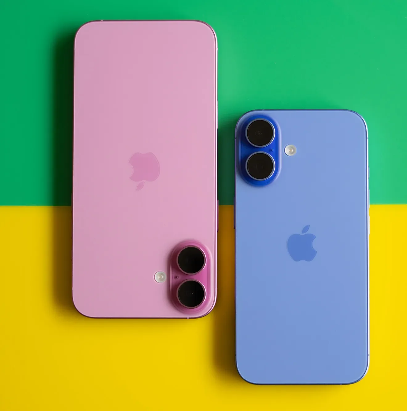 Yeşil ve sarı zemin üzerinde pembe ve mavi renkli iki iPhone görülüyor.