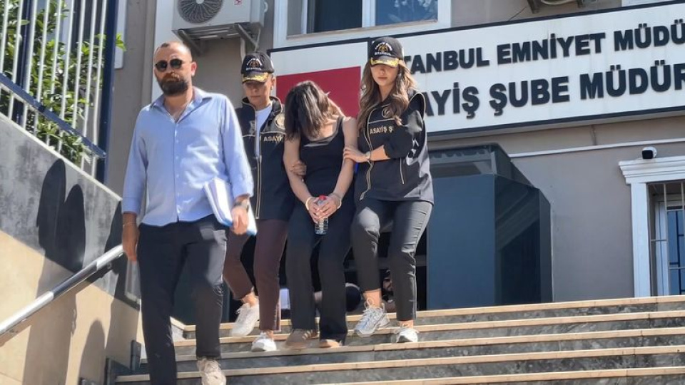 Polis ekipleri eşliğinde emniyet binasından çıkarılan şüpheli kadın.