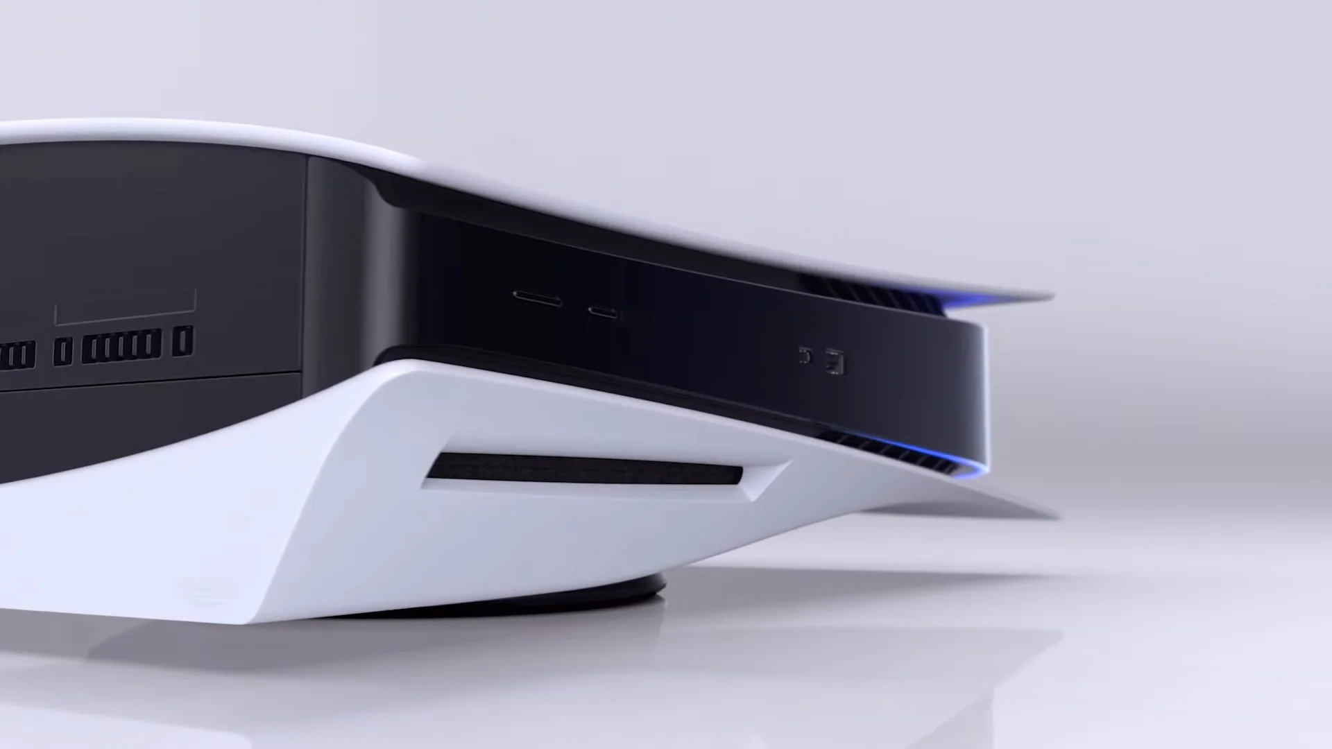 Beyaz ve siyah tasarımlı PlayStation 5 konsolunun yakın plan görüntüsü.
