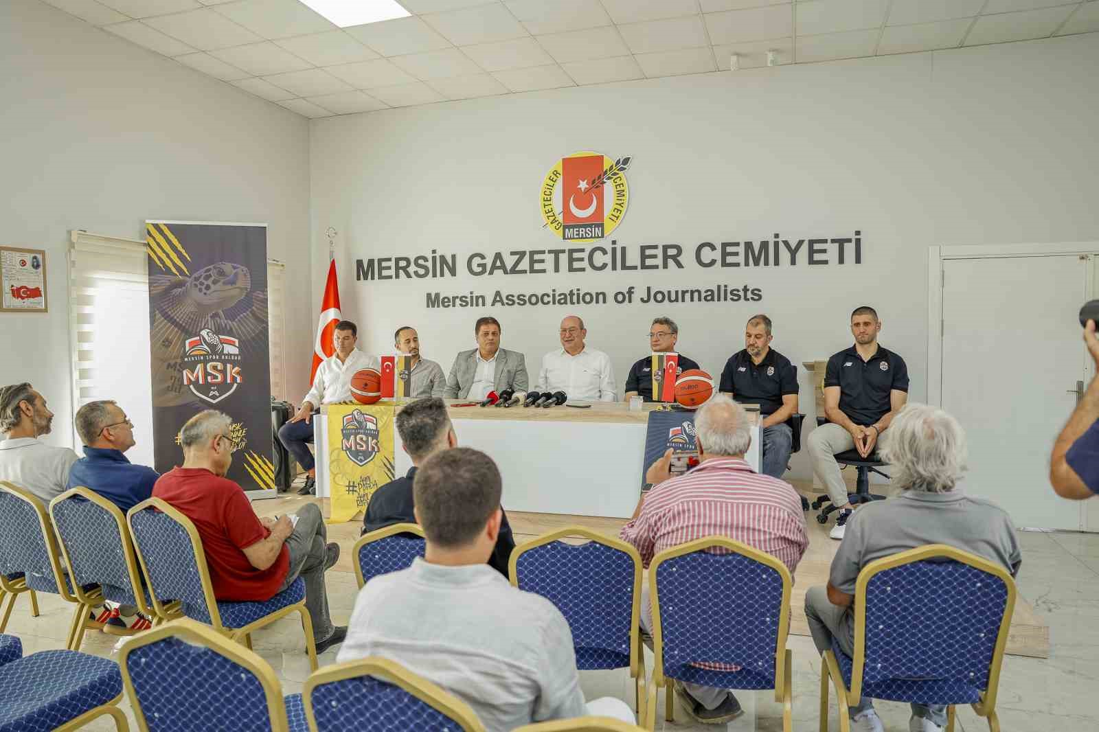 Mersin Gazeteciler Cemiyeti salonunda MSK yöneticileri ve teknik heyetin basın toplantısı yaptığı geniş açı fotoğraf.