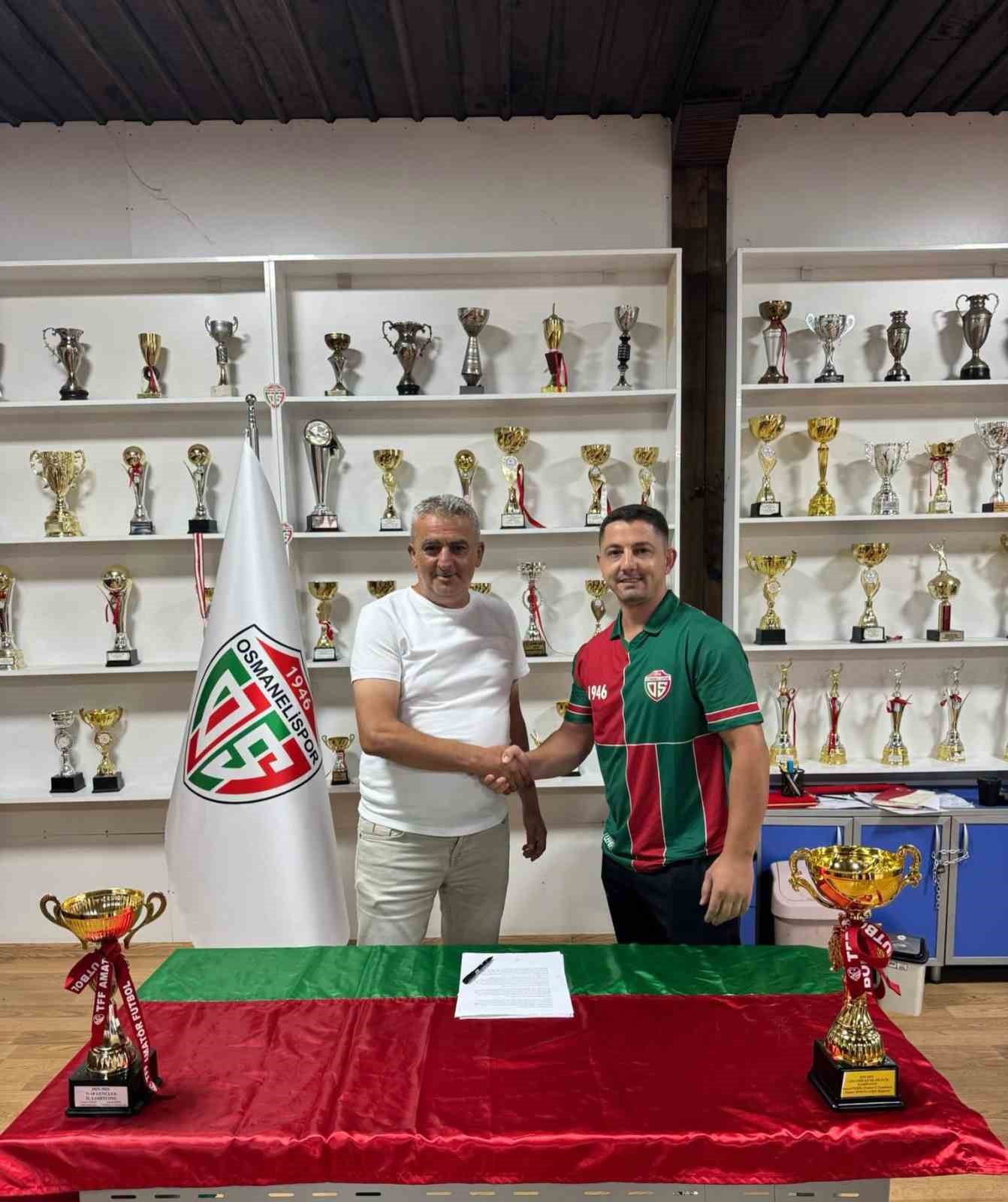 Osmanelispor tesislerinde Muhammed Bal için düzenlenen imza töreni.