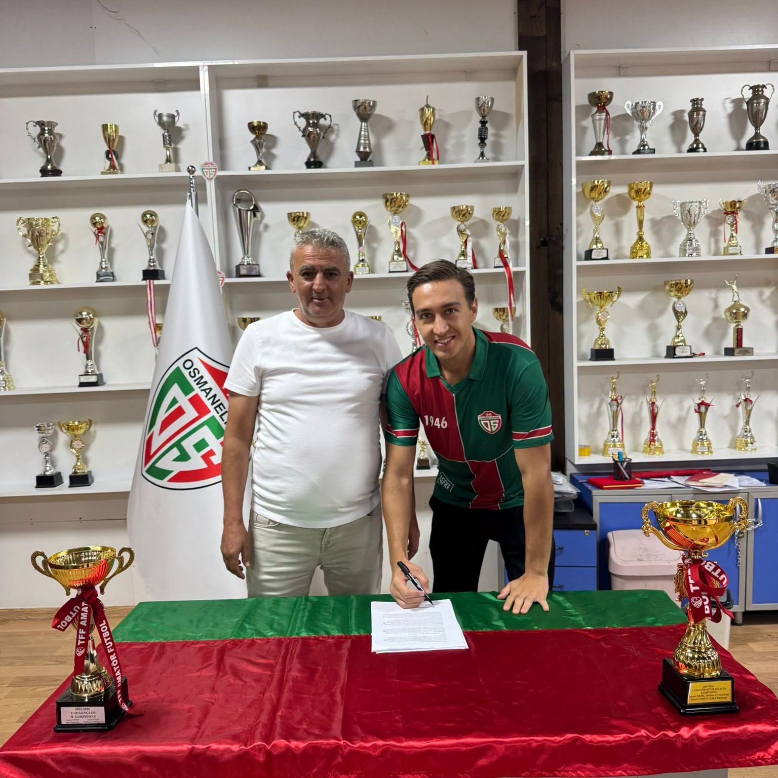 Faruk Erdoğan’ın Osmanelispor tesislerinde imza attığı an.