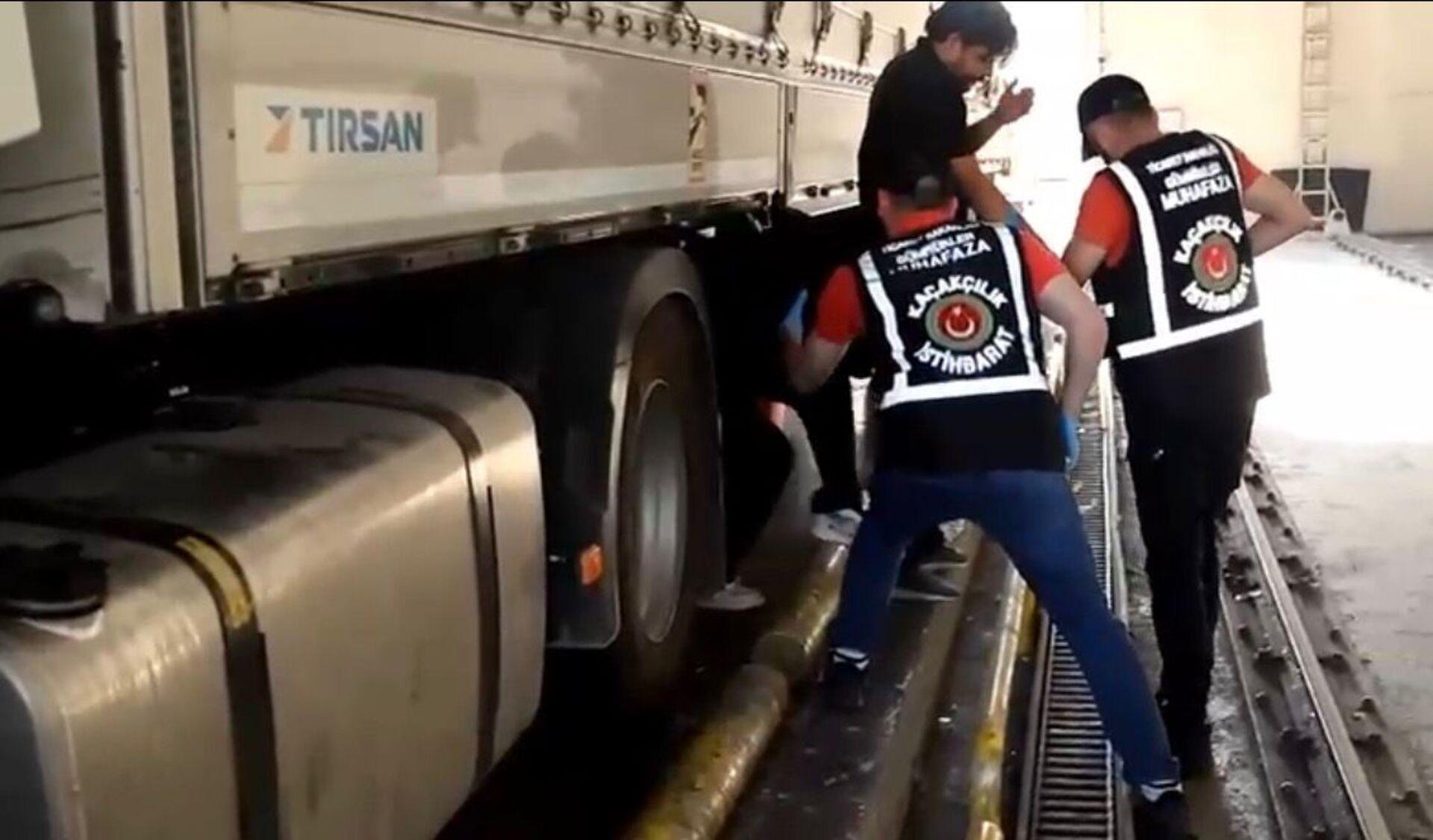 Kapıkule’de gümrük muhafaza ekiplerinin TIR dorsesi altında kontrol yaptığı an.