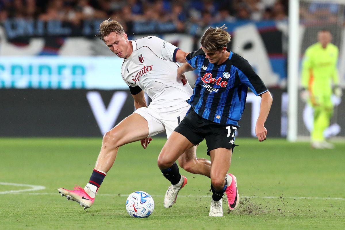 Atalanta ile Bologna arasında oynanan maçta iki futbolcu top için mücadele ediyor.