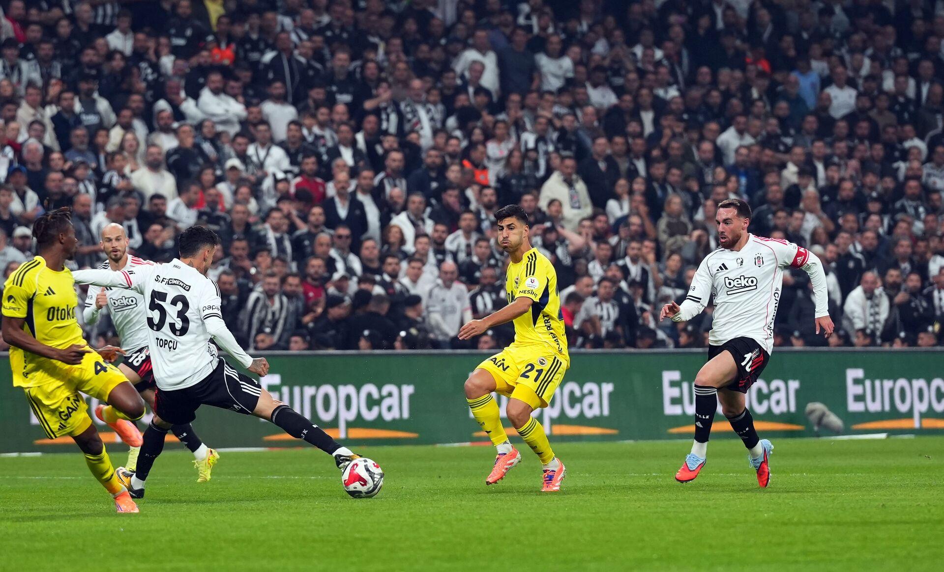 Eine Spielszene aus dem Derby zwischen Fenerbahçe und Beşiktaş.