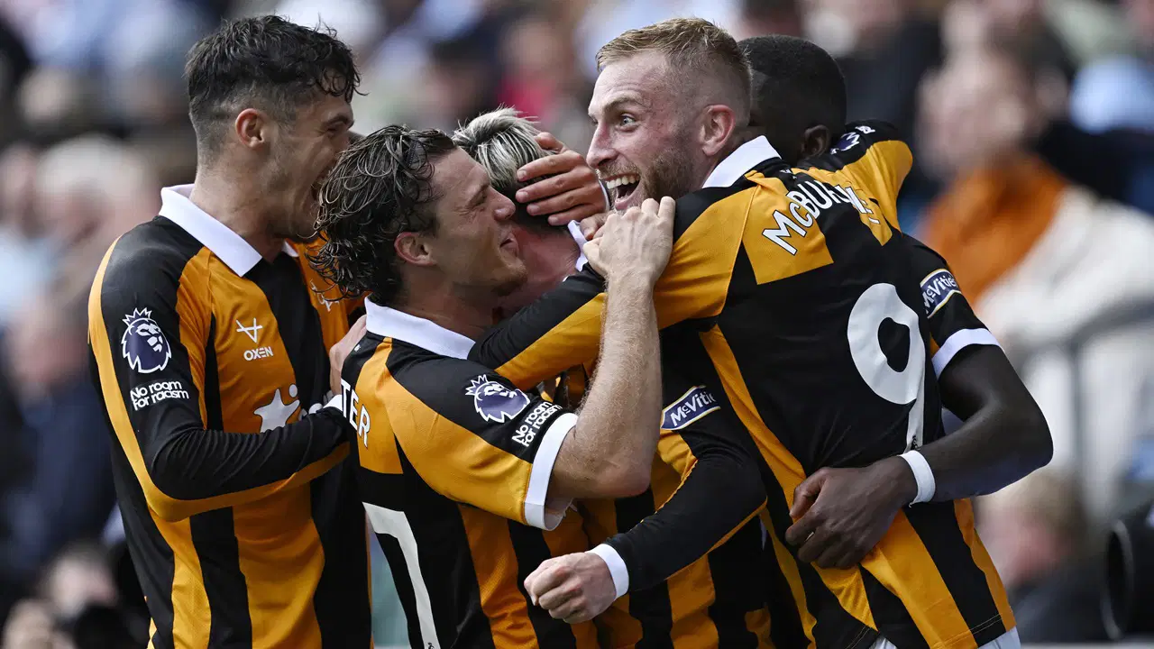 I giocatori dell'Hull City festeggiano un gol durante la partita.