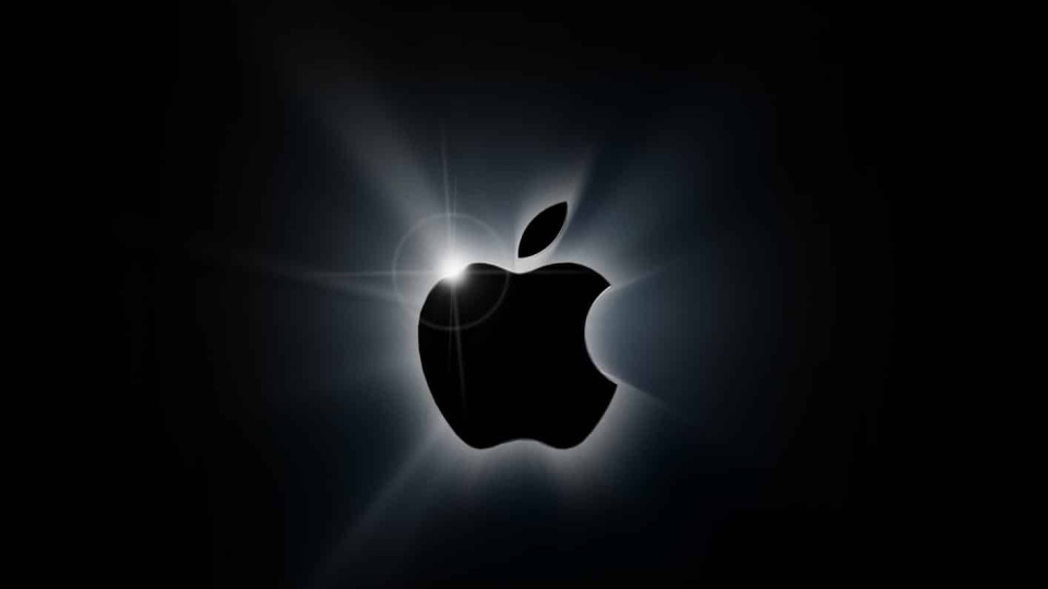 Siyah fonda ışıkla vurgulanan Apple logosu.