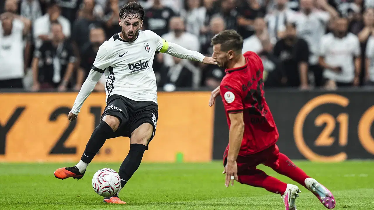 Beşiktaş-Spieler Dusan Vlahovic ist zu sehen, wie er mit dem Ball voranschreitet.