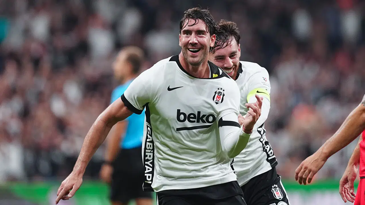 Dusan Vlahovic ist zu sehen, wie er ein Tor im Trikot von Beşiktaş bejubelt.