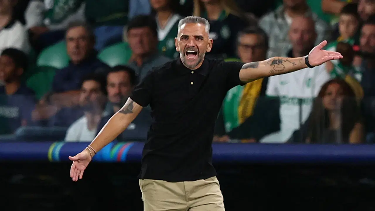 Il tecnico dello Sporting Rui Borges mentre dà istruzioni ai suoi giocatori a bordo campo.
