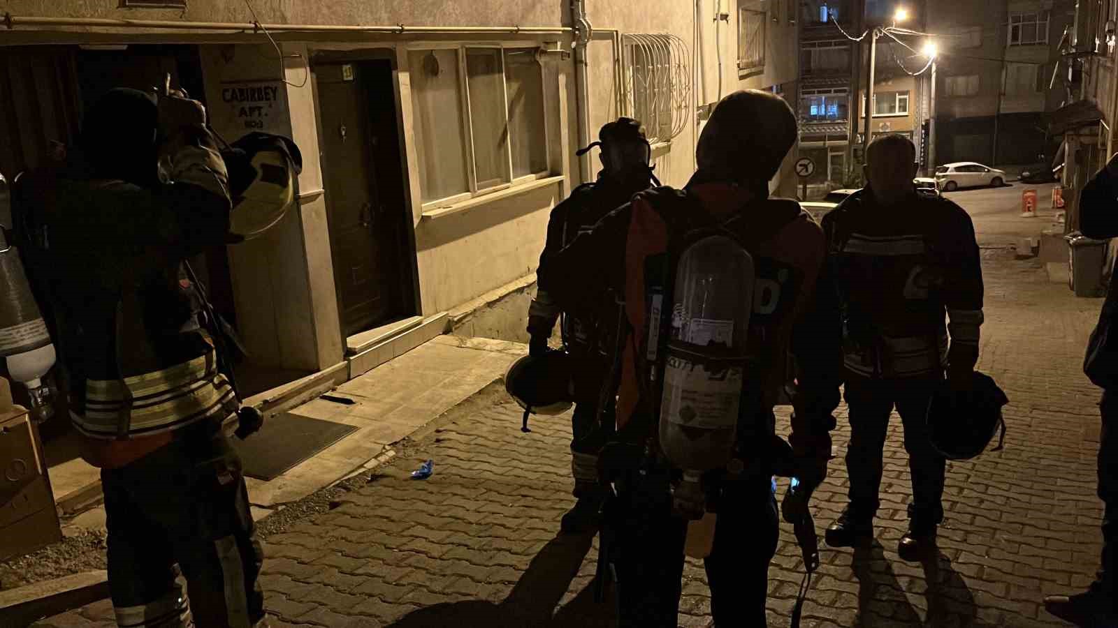 Gece saatlerinde apartman önünde görev yapan itfaiye ve ekipler.