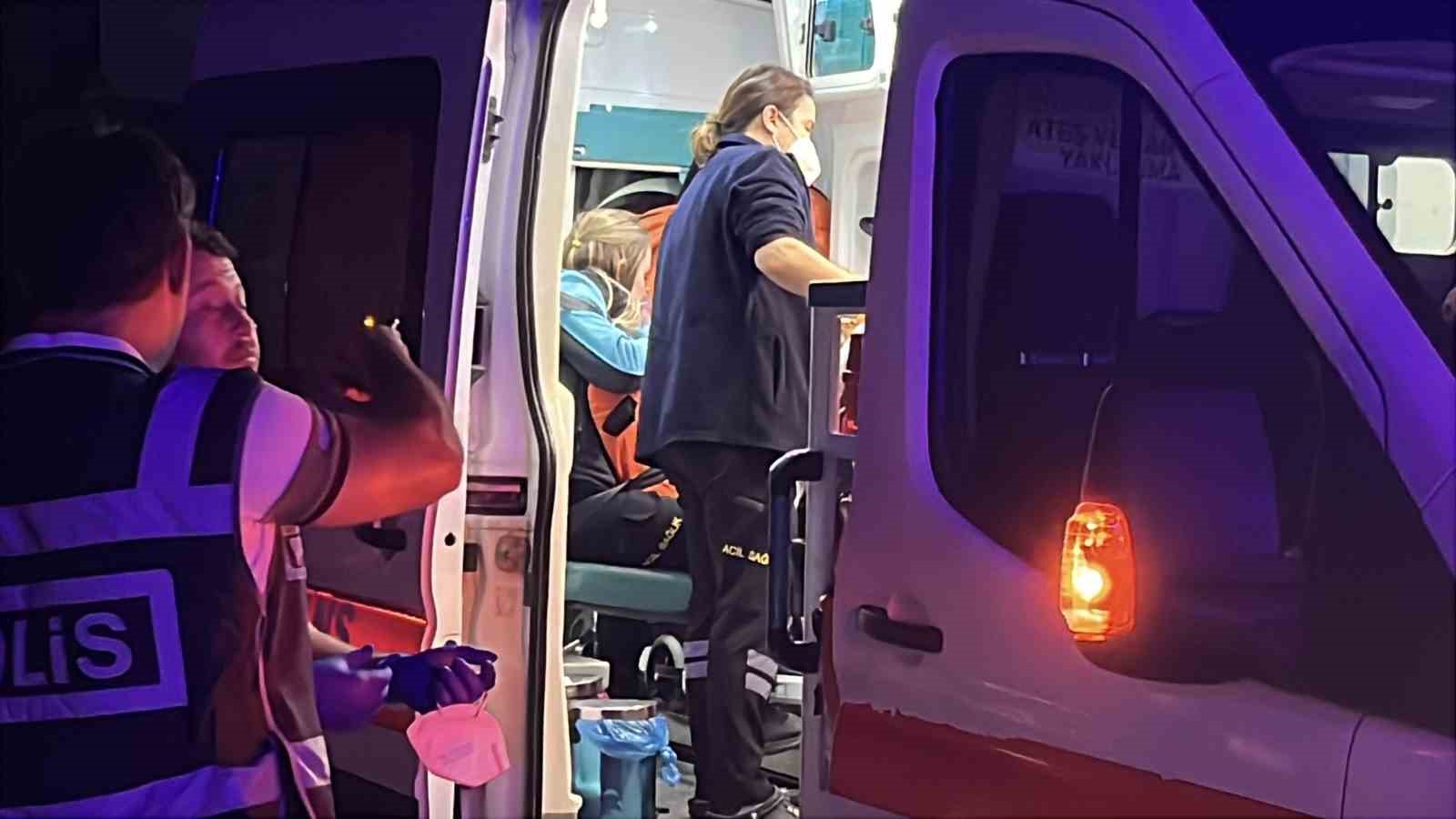 Ambulansın yanında sağlık görevlileri ve polislerin bulunduğu gece görüntüsü.
