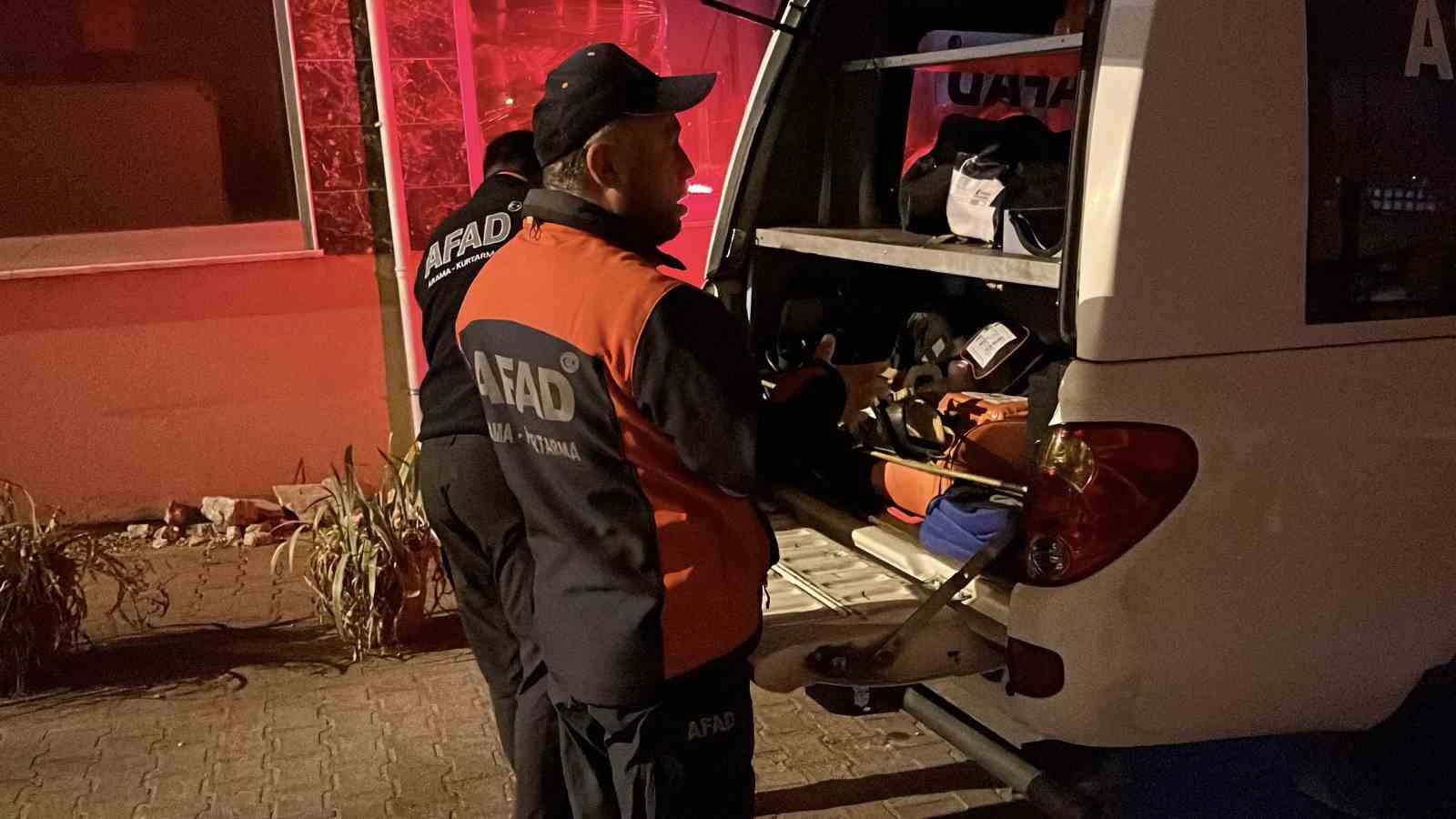 AFAD görevlilerinin araç yanında ekipmanlarla bulunduğu görüntü.
