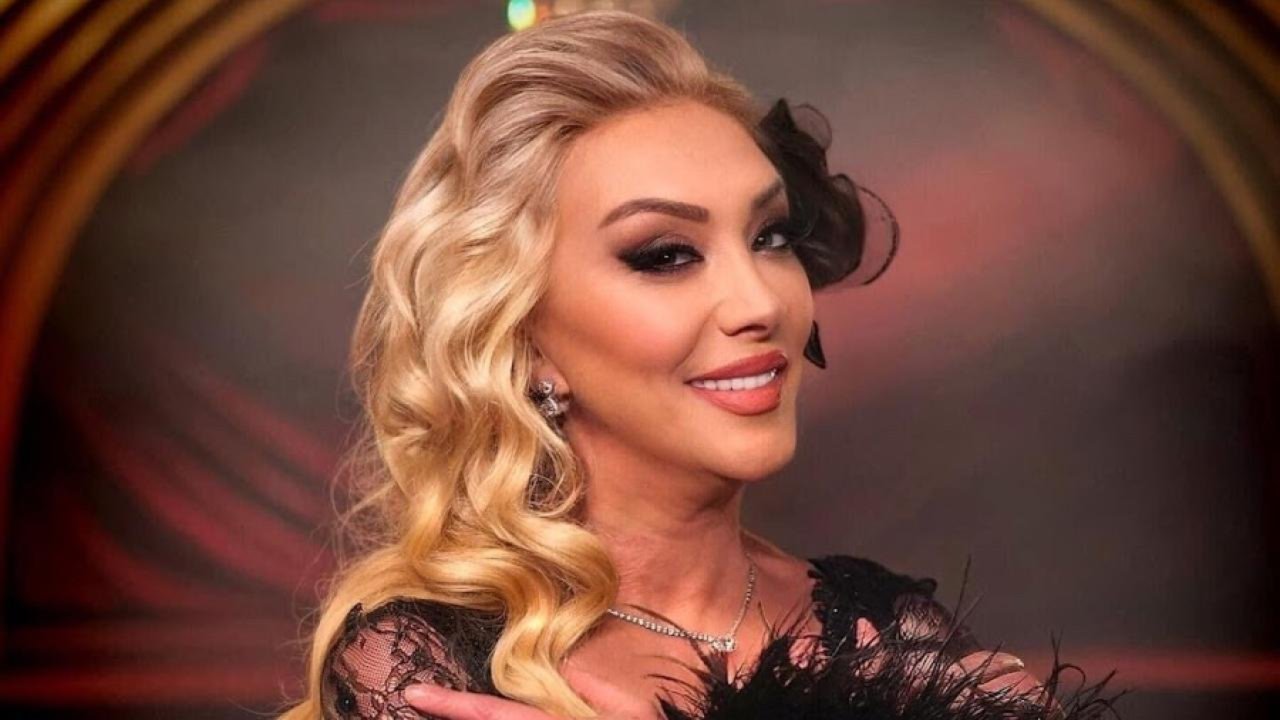 Şarkıcı Güllü’nün sahne kıyafetiyle çekilmiş portre fotoğrafı.