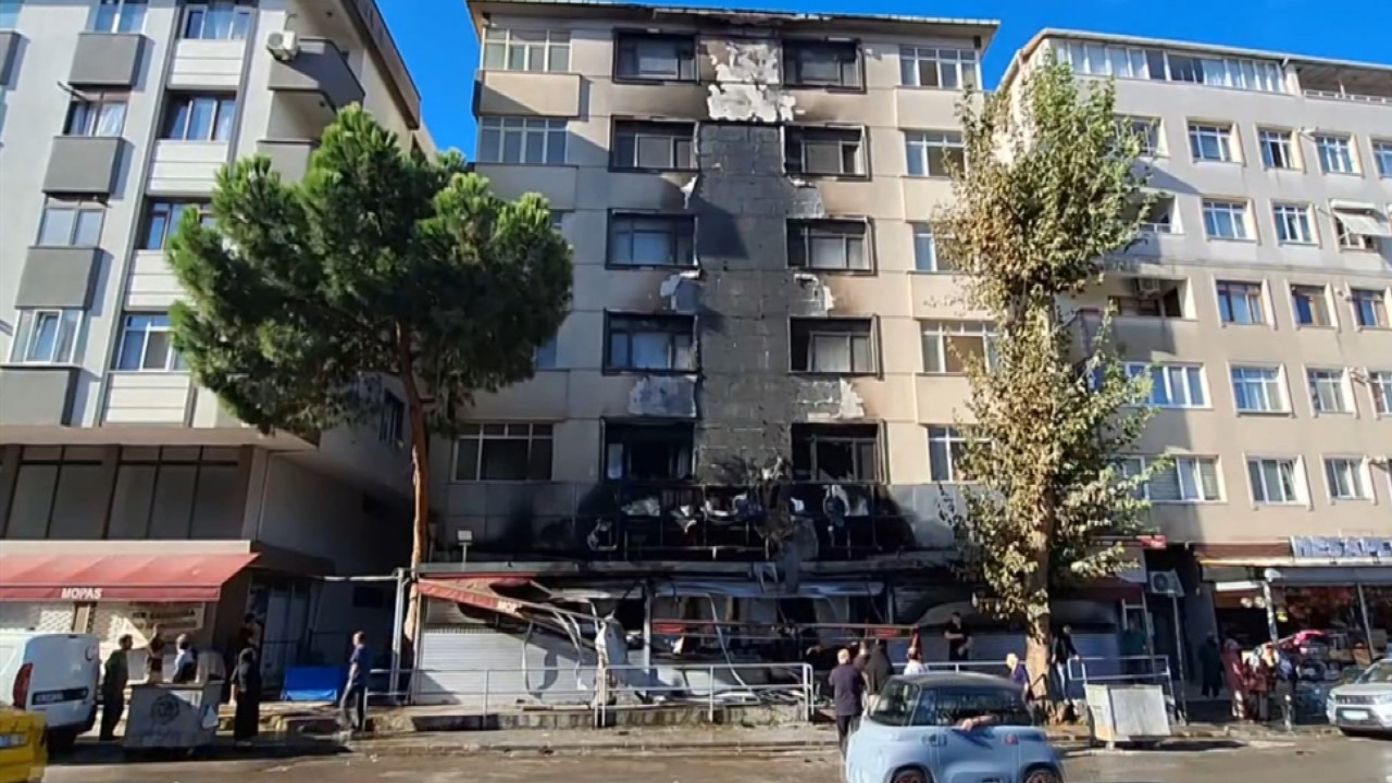 Damage to the exterior of the building where the grocery store fire occurred in Kartal is visible.