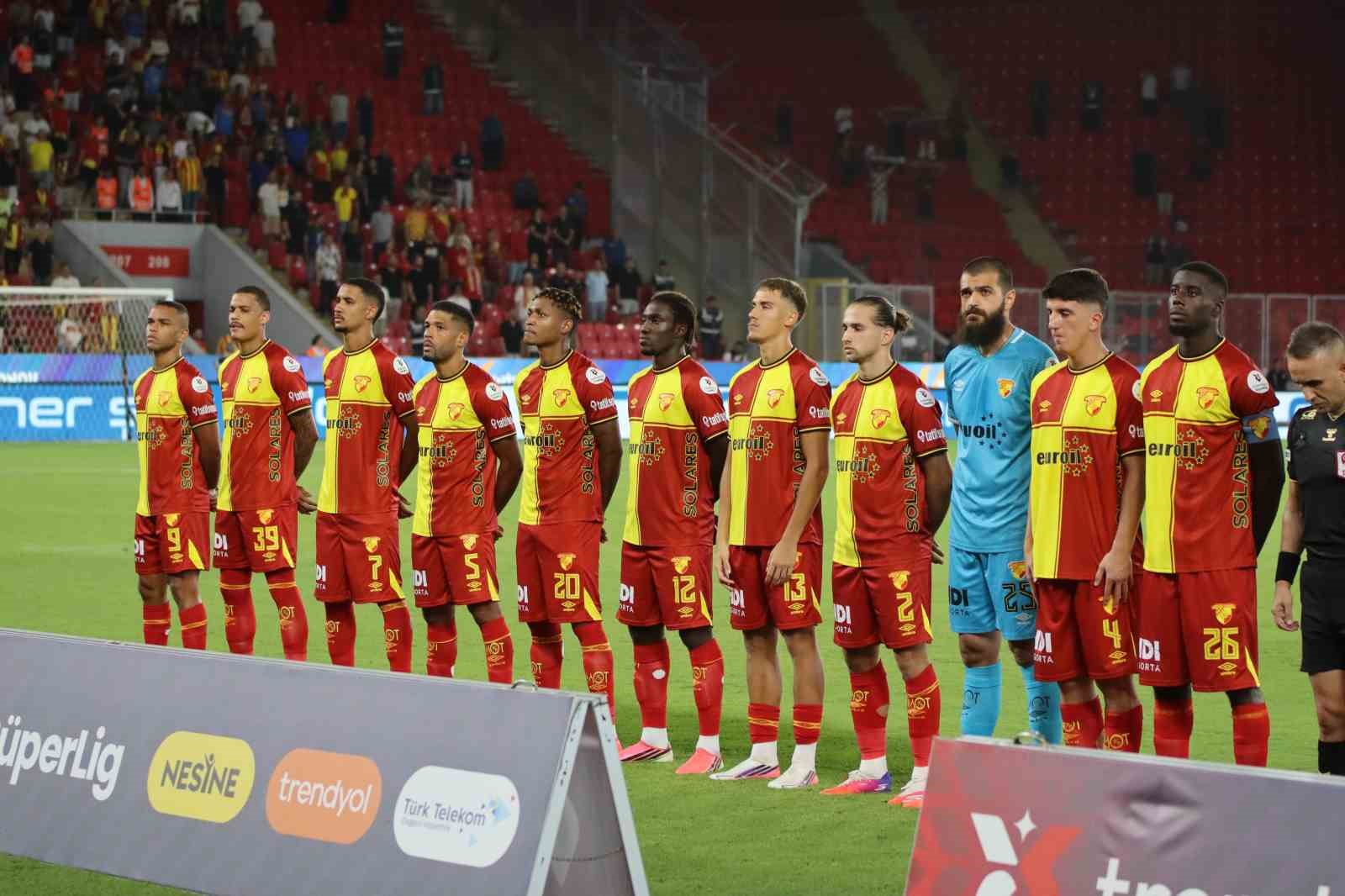 Les joueurs de Göztepe alignés sur le terrain avant le match.