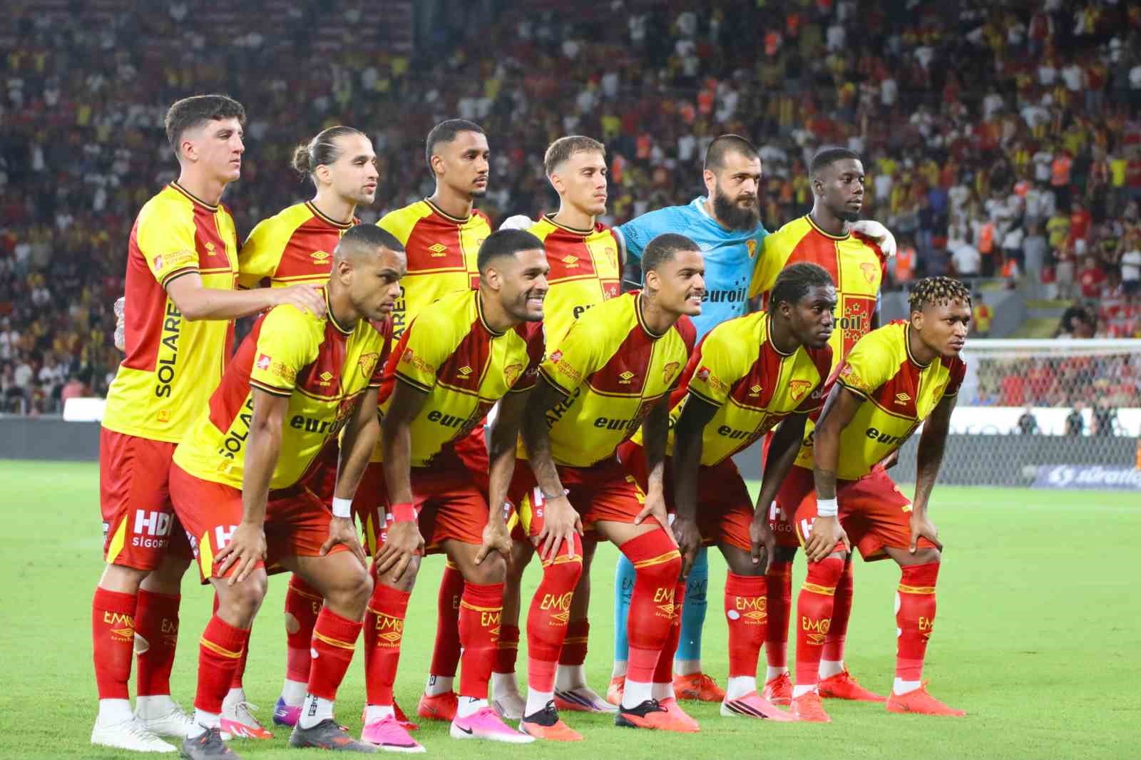 Les joueurs de Göztepe posent pour la photo d'équipe sur le terrain.