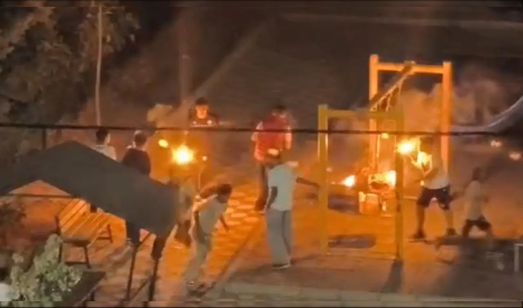 Parkta yanan sopalarla tehlikeli çocuk oyunu paniğe neden oldu