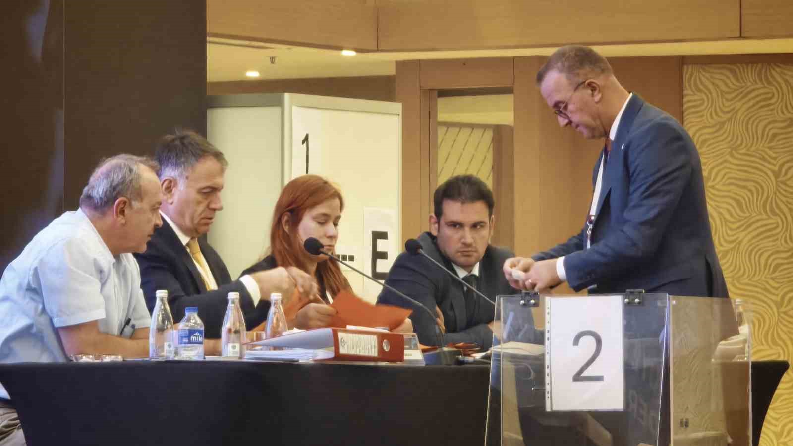 Genel kurul salonunda sandık başında oy verme işlemi yapılan an.