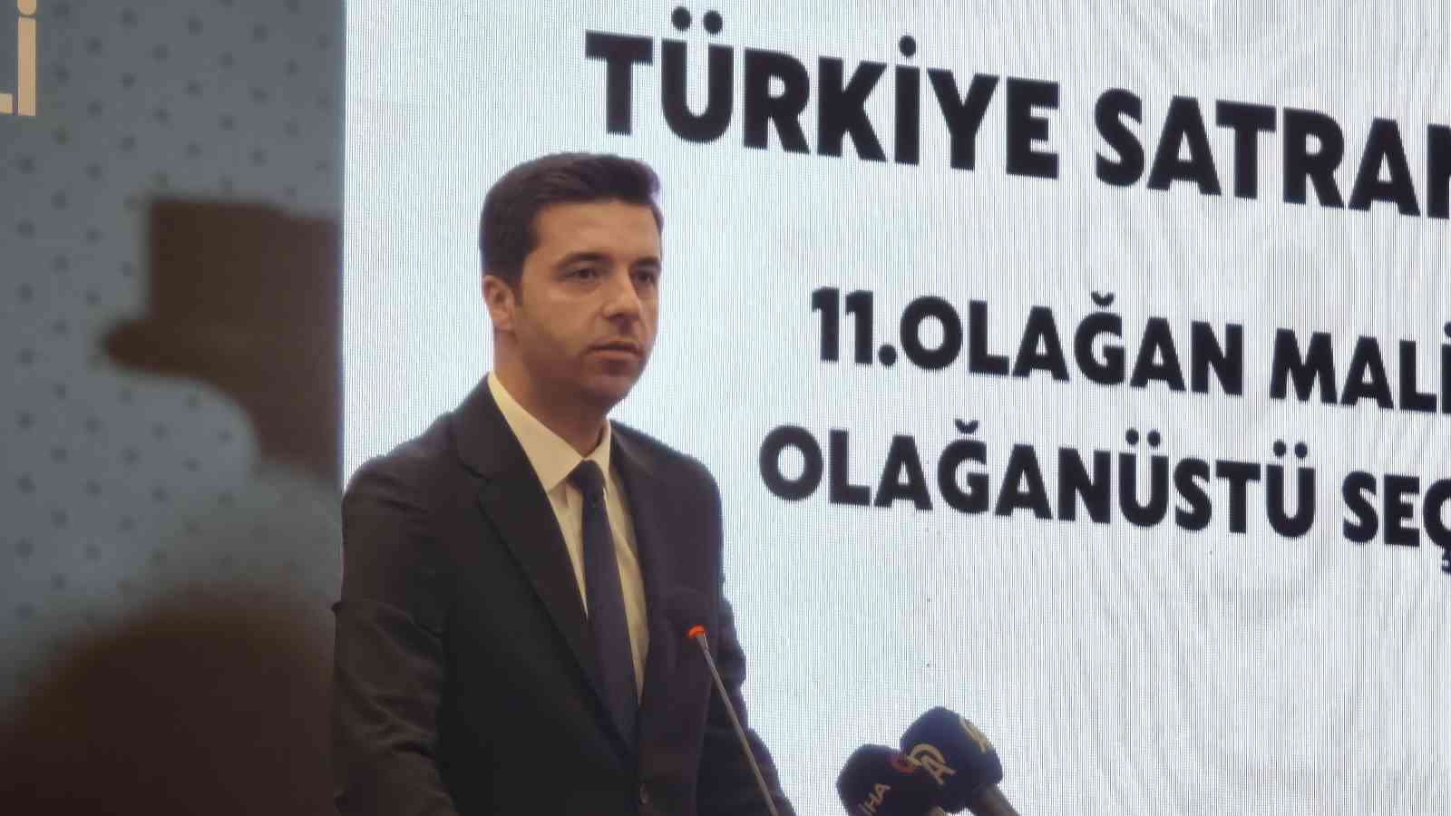 Enes Efendioğlu’nun genel kurulda kürsüde konuşma yaptığı görüntü.