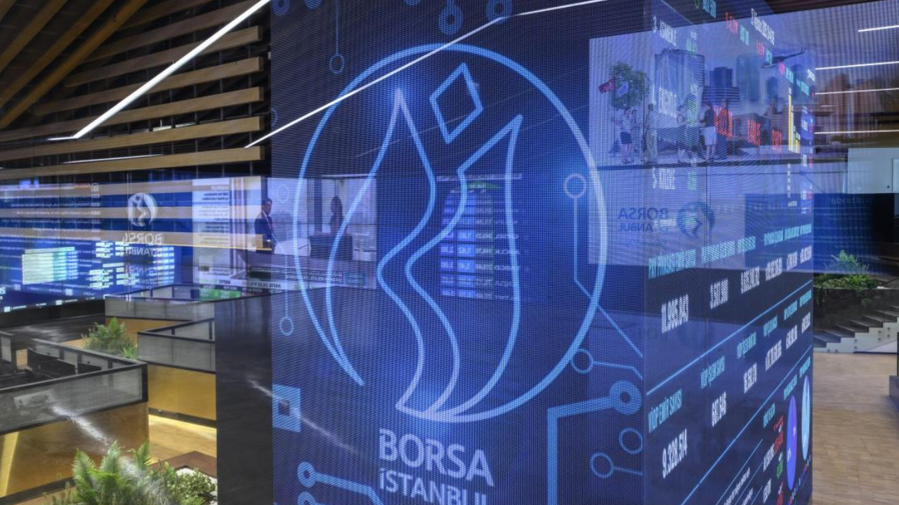 Borsa İstanbul işlem salonu ve piyasa ekranlarını gösteren görsel.