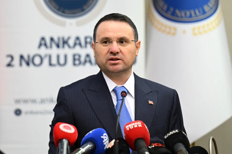 Une image de la déclaration faite par le ministre de la Justice Akın Gürlek devant les micros.