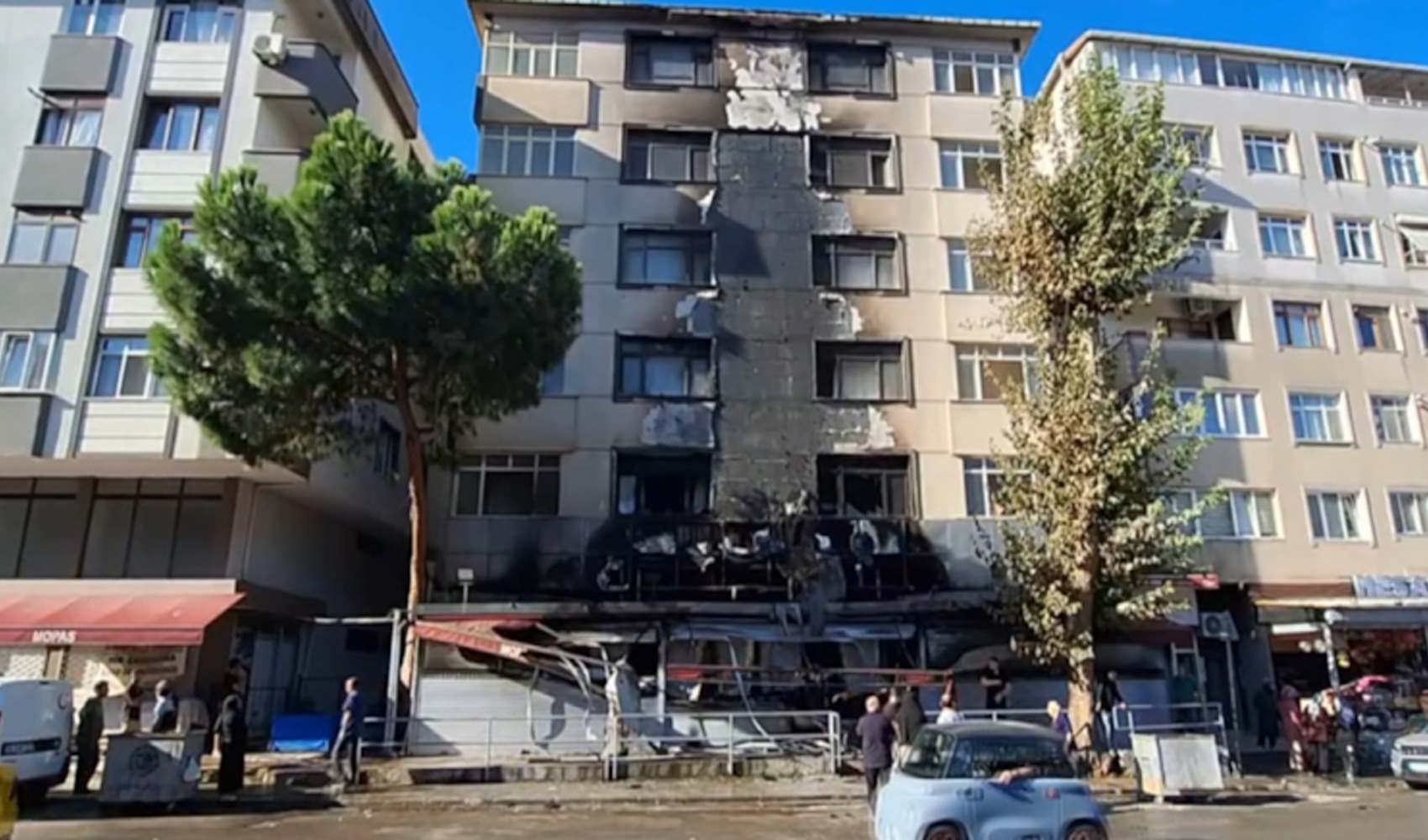 Fire breaks out at a grocery store under a 5-story building in Kartal: Building evacuated