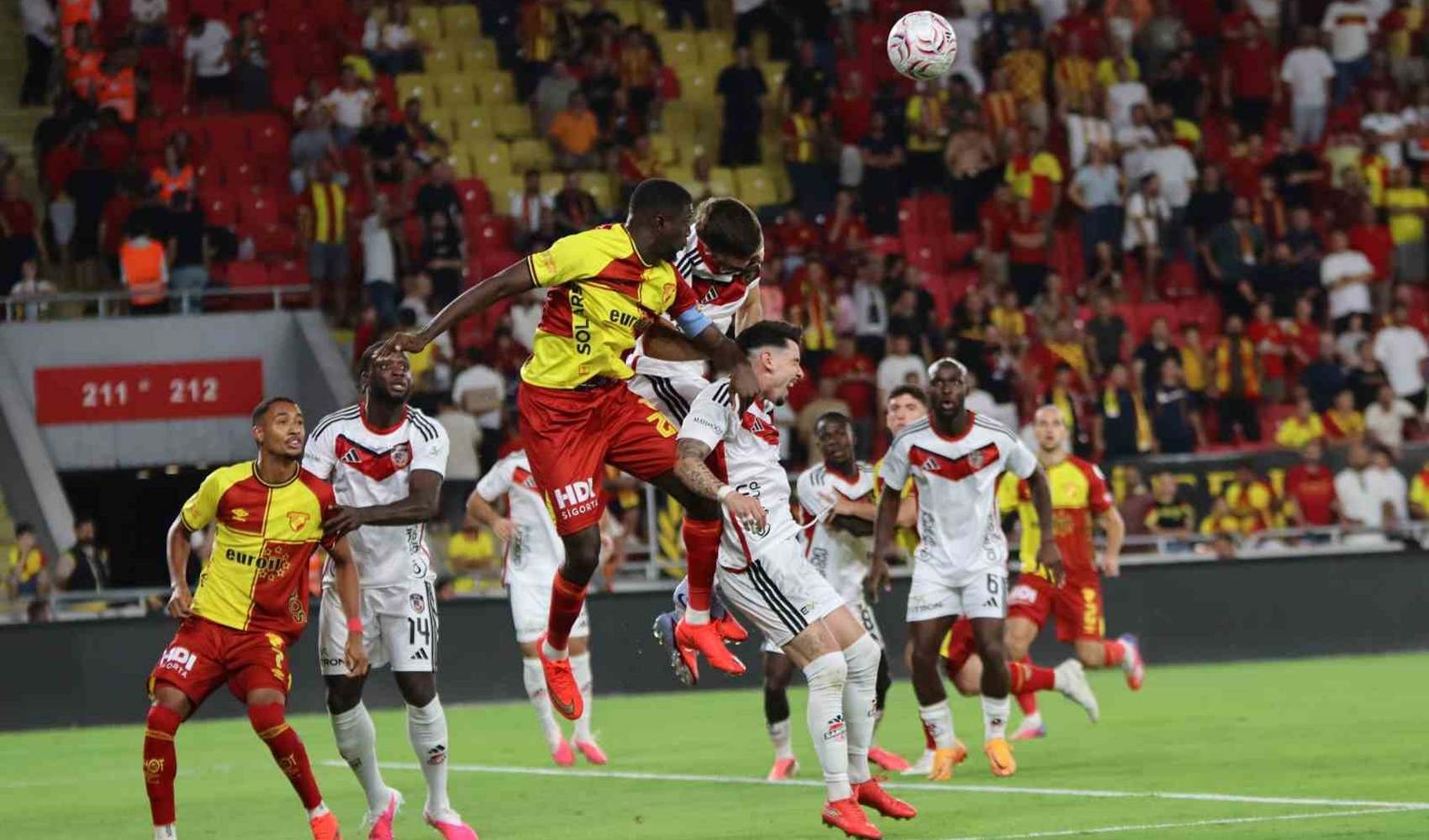 Göztepe tire la sonnette d'alarme en défense : avec 11 buts encaissés en 4 journées, c'est l'équipe la plus perméable du championnat