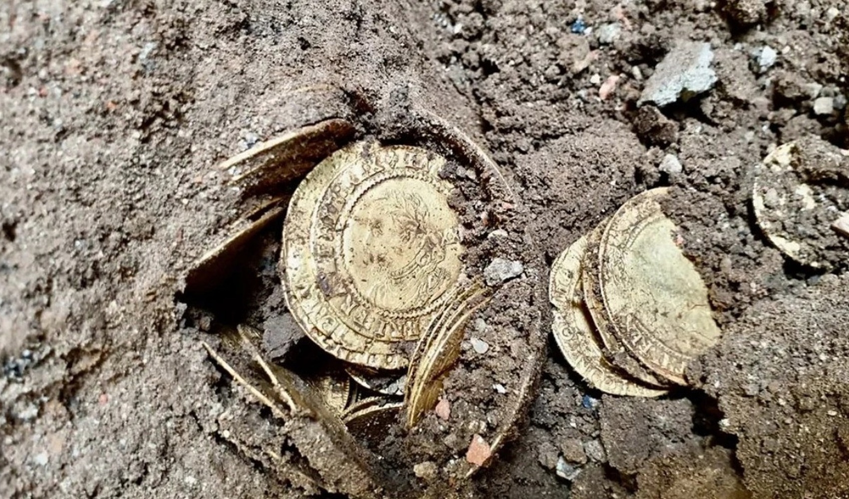 Kazıdan altın sikke dolu kap çıktı