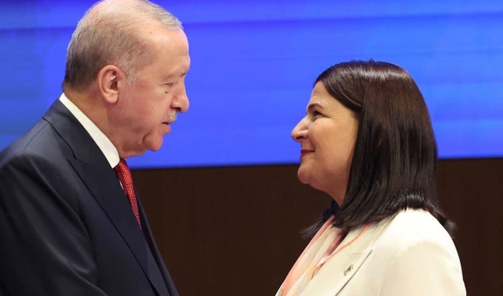 La maire de Foça, Saniye Bora Fıçı, rejoint l'AKP