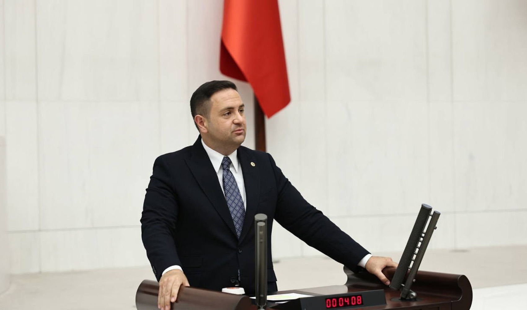 Umut Akdoğan’dan cep telefonu vergilerine tepki: ‘230 bin liralık telefonun 120 bin lirası vergi’