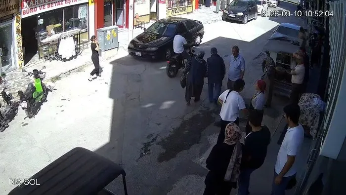 Konya Ereğli’de patlama öncesinde iş yeri önünde ve sokakta bekleyen kişileri gösteren güvenlik kamerası görüntüsü.