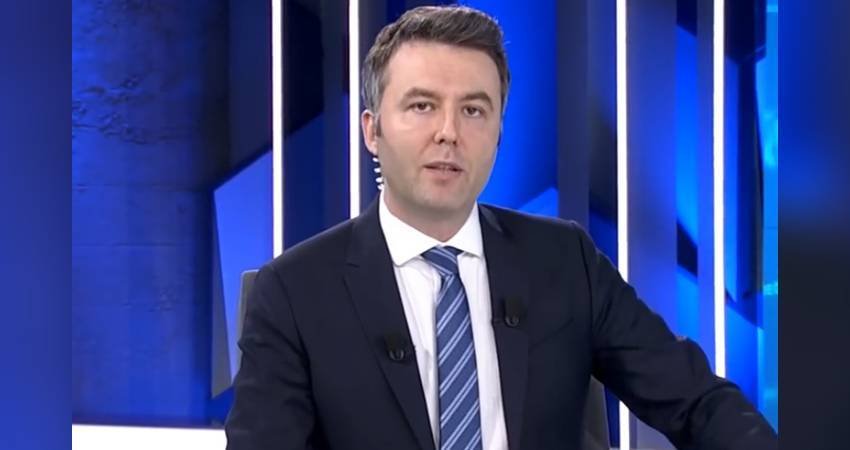 Image de Mehmet Akif Ersoy prise dans un studio de télévision.