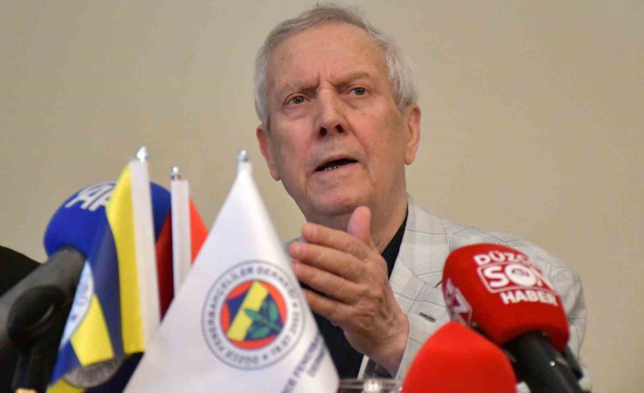 Une image de la conférence de presse du président de Fenerbahçe, Aziz Yıldırım.