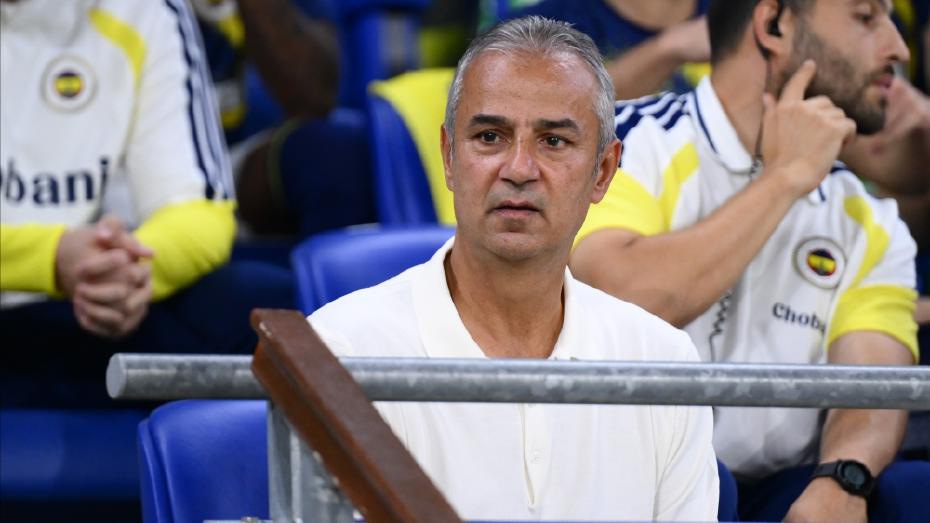 Fenerbahçe Teknik Direktörü İsmail Kartal tribün önünde görülüyor.