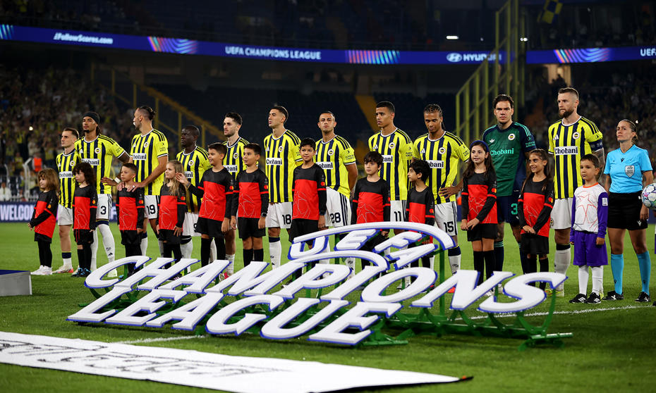 Şampiyonlar Ligi seremonisinde sahaya çıkan Fenerbahçeli futbolcular ve maç görevlileri.