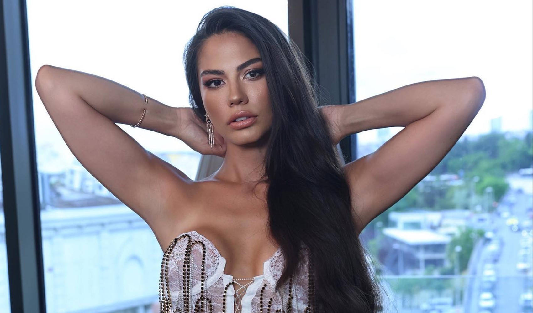 Demet Özdemir saçlarını kısacık kestirdi: Yeni imajı sosyal medyayı salladı