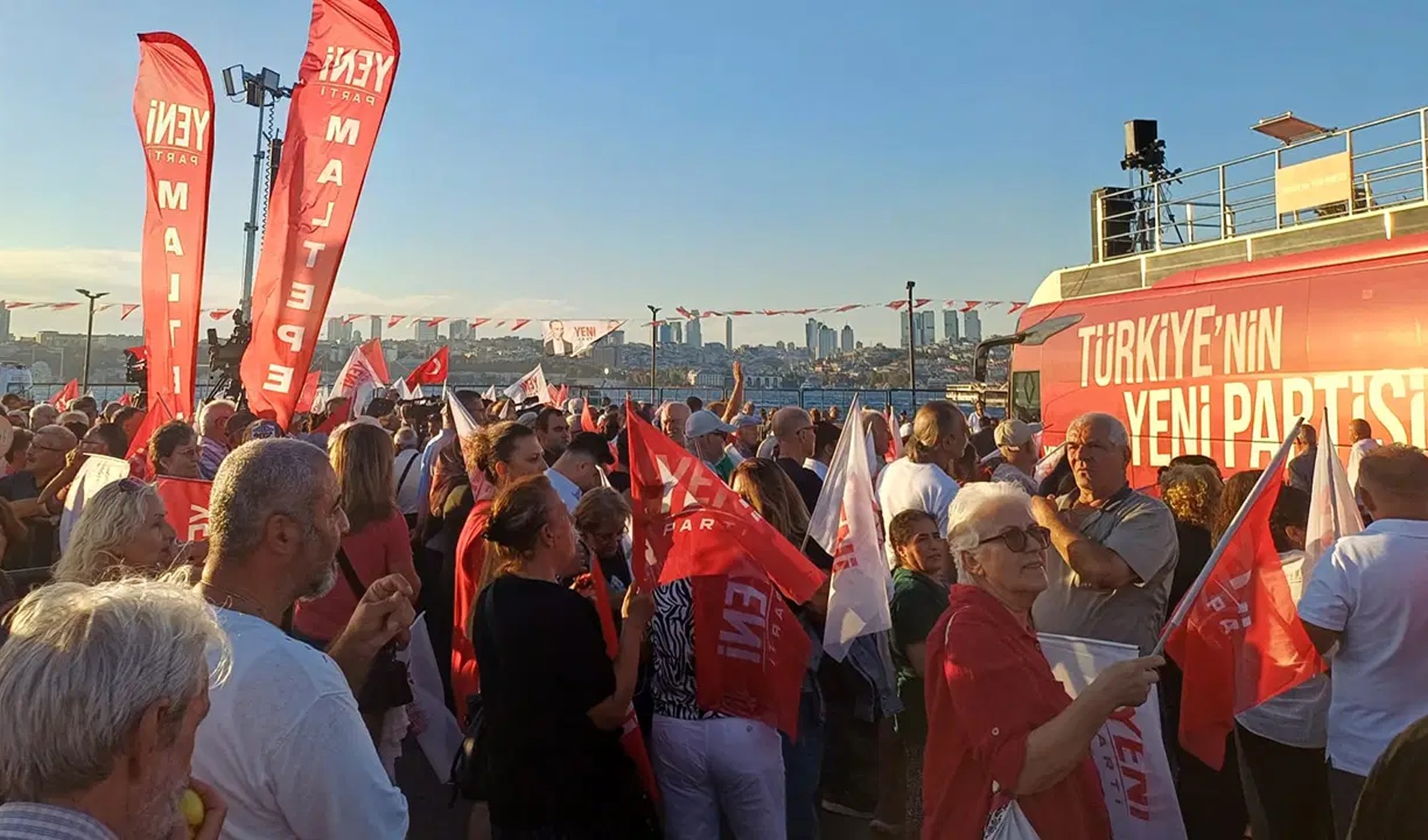 Üsküdar’da miting için meydan doldu: Yurttaşlar İskele Meydanı’nda toplandı