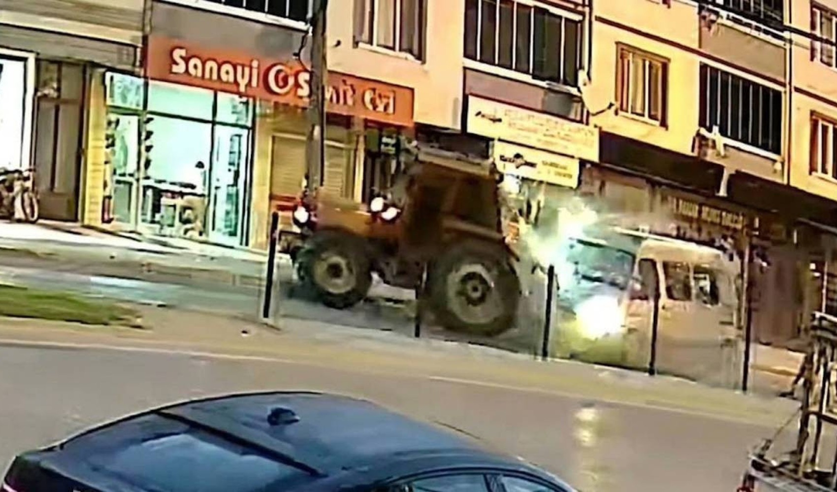 Bursa’da minibüs traktöre çarptı: 10 yaralı