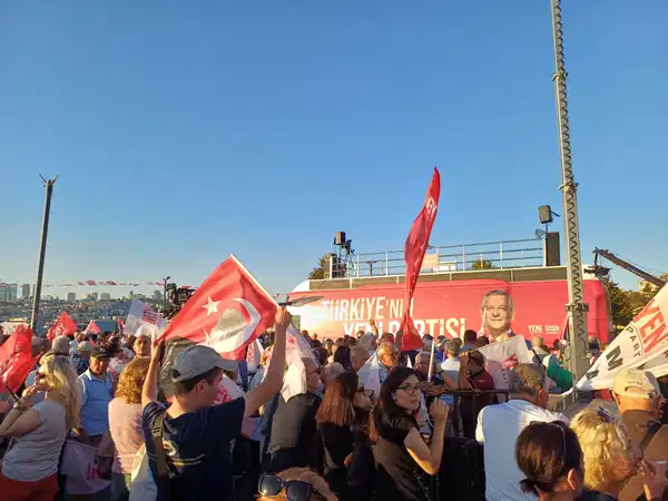Üsküdar İskele Meydanı’nda Türk bayrakları ve YENİ Parti flamaları taşıyan kalabalık.