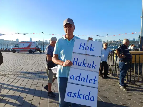 Üsküdar sahilinde elinde “Hak, hukuk, adalet askıda” yazılı döviz tutan yurttaş.