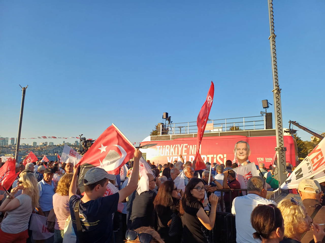 Üsküdar İskele Meydanı’nda toplanan kalabalık ve miting alanındaki bayraklar.
