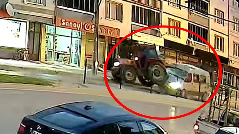 Kamera görüntüsünde minibüsün park halindeki traktöre çarptığı an kırmızı daireyle işaretlenmiş.