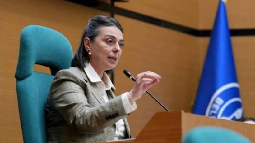 Üsküdar Belediye Başkanı Sinem Dedetaş belediye meclisinde konuşurken görülüyor.