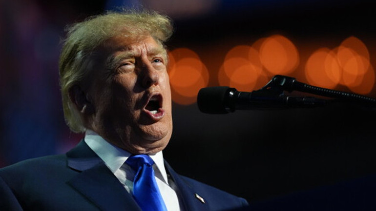 Donald Trump’ın mikrofon başında konuşma yaptığı yakın plan fotoğrafı.
