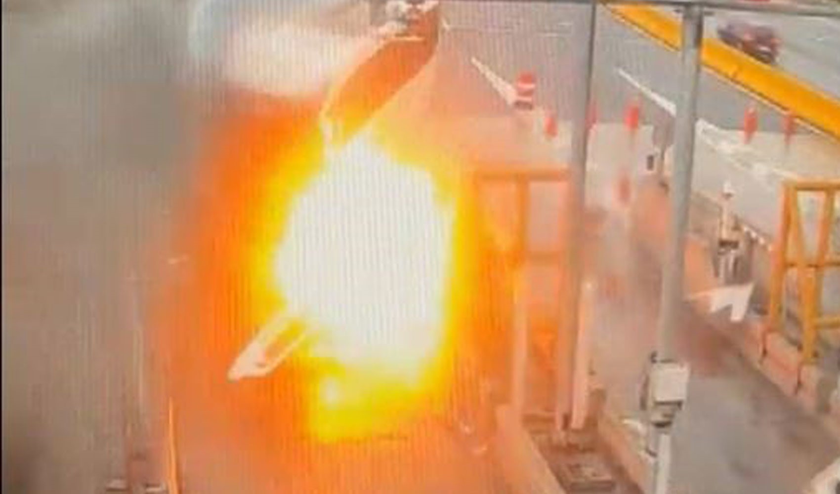 Ripreso dalle telecamere il momento in cui un autobus passeggeri prende fuoco dopo essersi schiantato contro le barriere sull'autostrada di Marmara Settentrionale