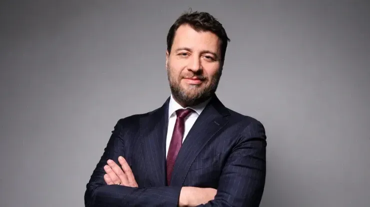 Takım elbiseli Emre Tezmen'in portre fotoğrafı.
