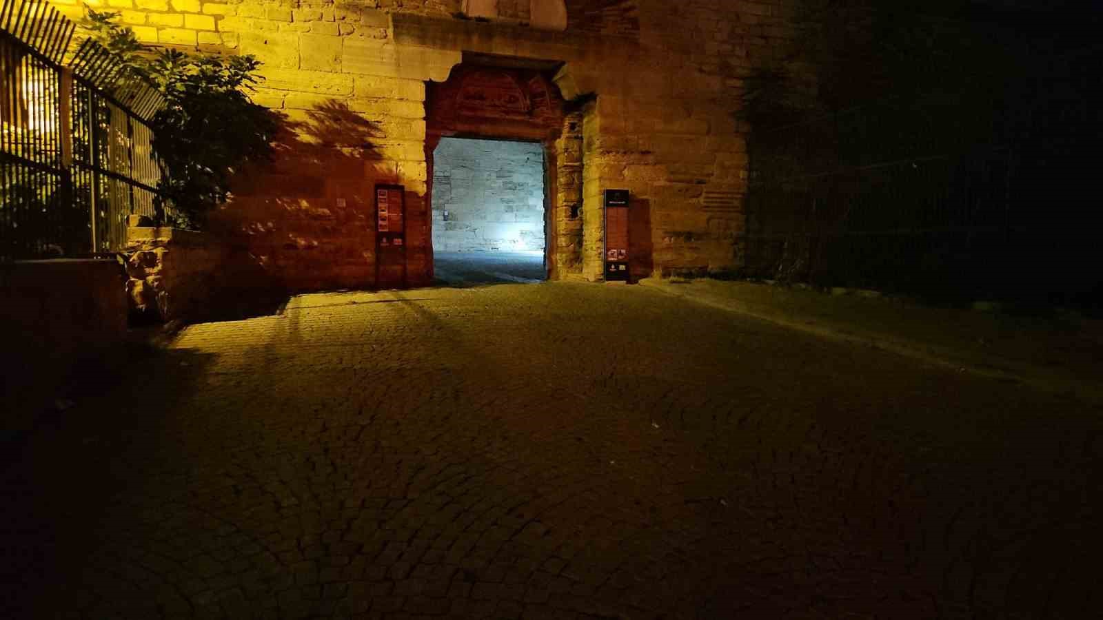 Tarihi sur kapısı ve çevresinin gece saatlerinde çekilmiş görüntüsü.